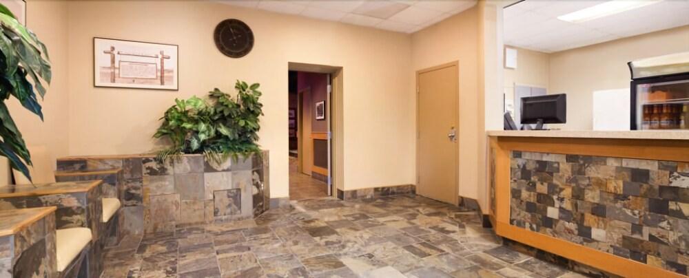 Central Suite Hotel Lloydminster Kültér fotó