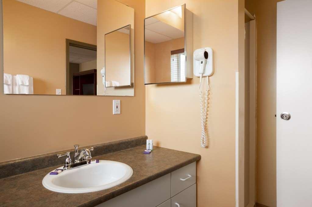 Central Suite Hotel Lloydminster Kültér fotó