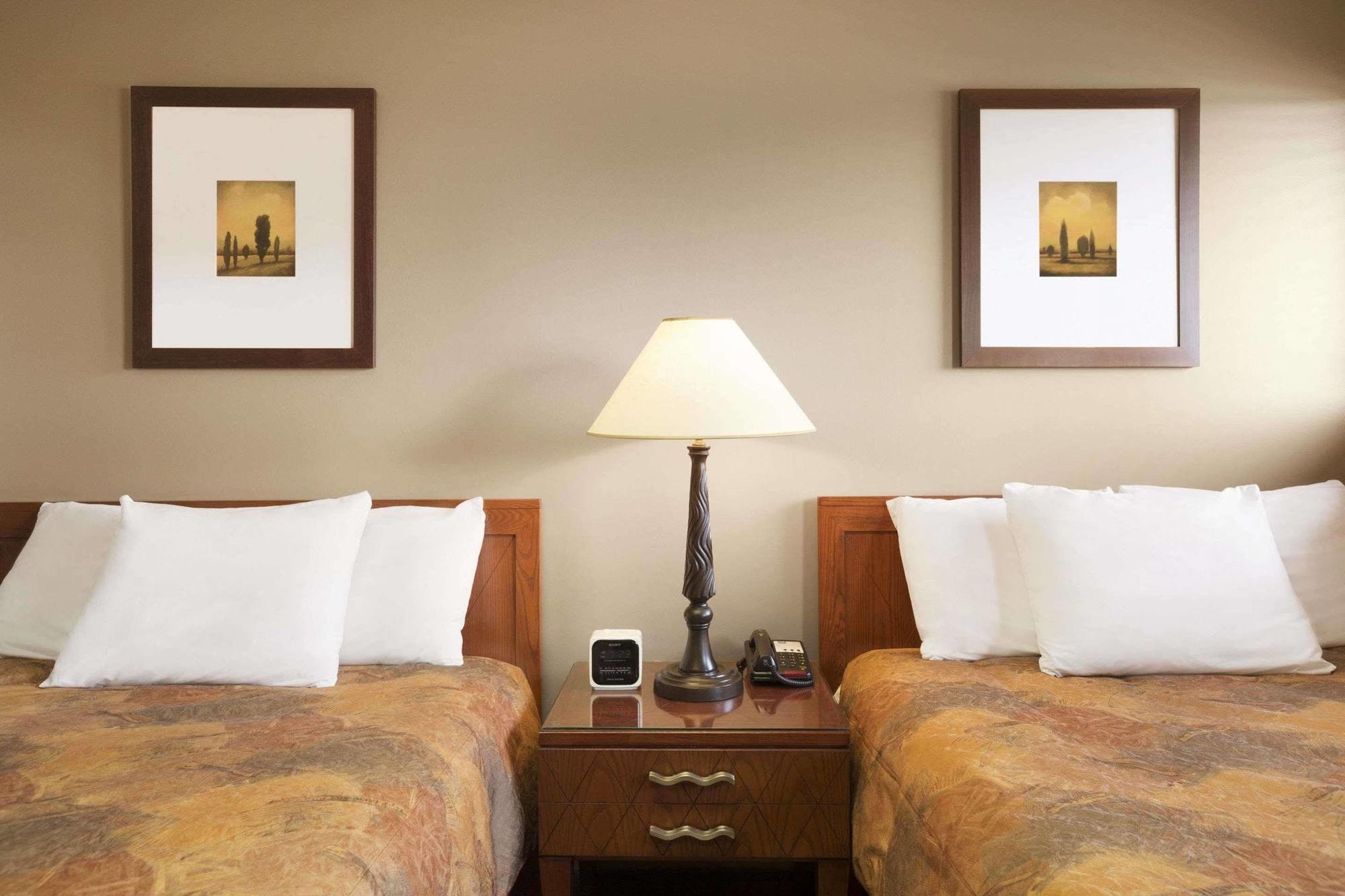 Central Suite Hotel Lloydminster Kültér fotó