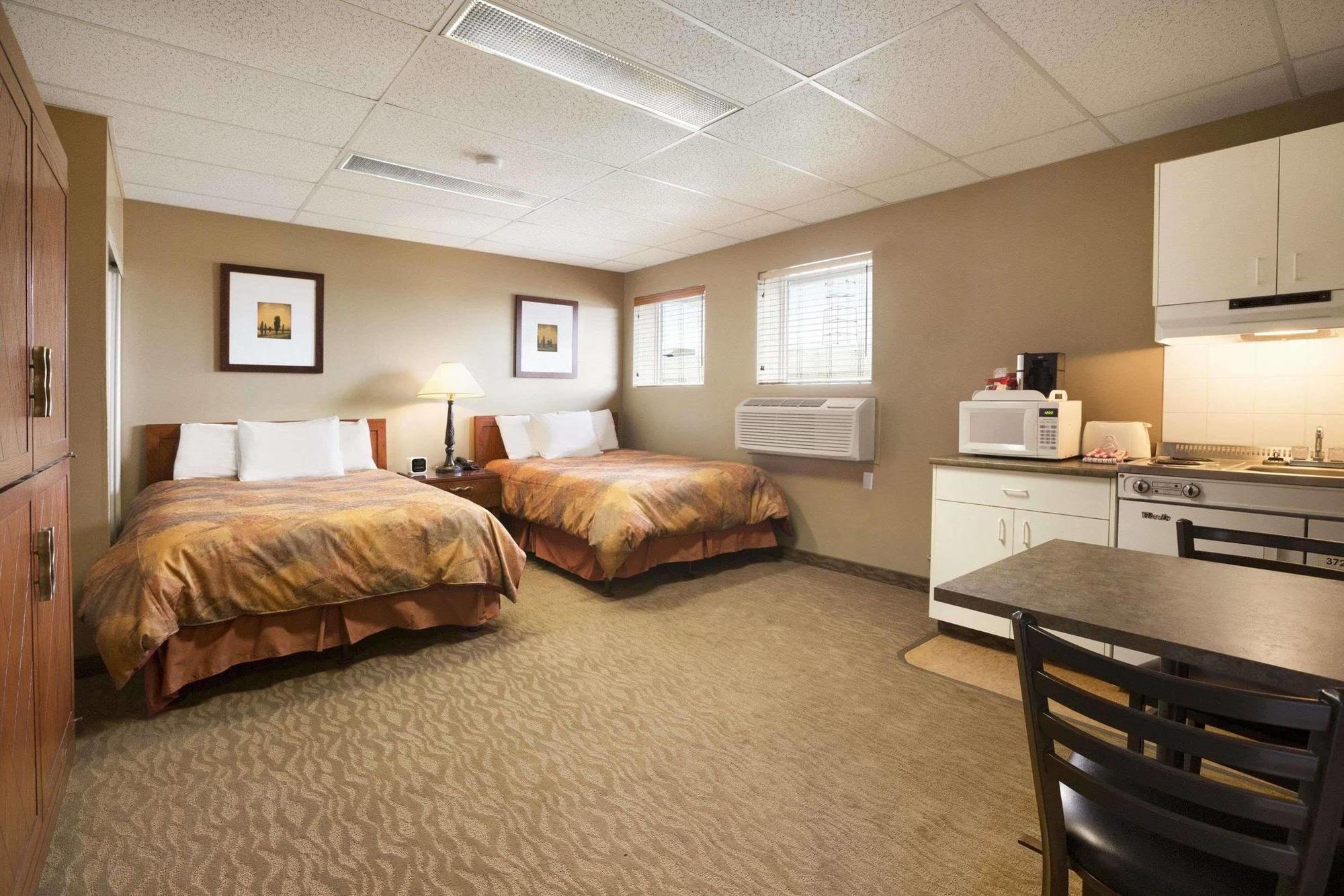 Central Suite Hotel Lloydminster Kültér fotó