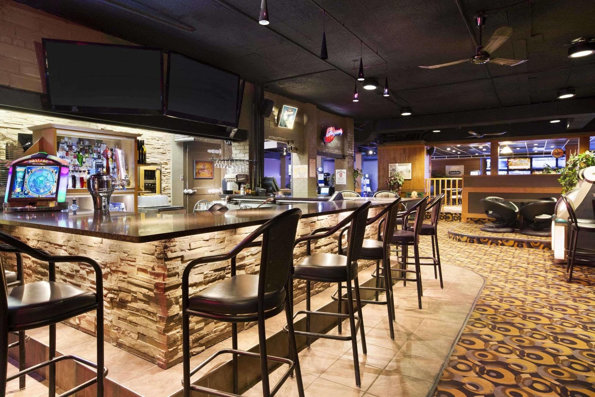 Central Suite Hotel Lloydminster Kültér fotó