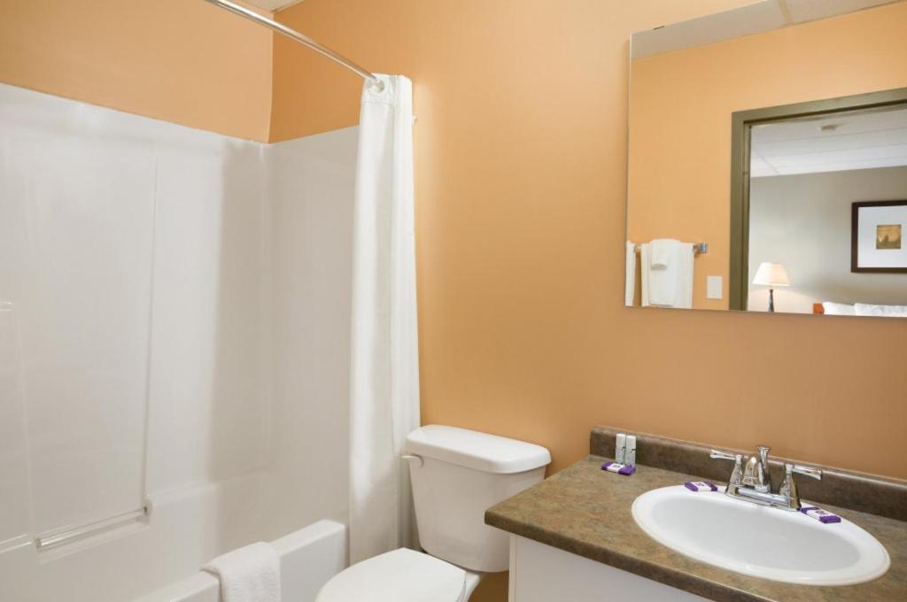 Central Suite Hotel Lloydminster Kültér fotó